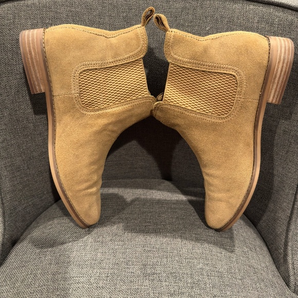 TOMS Women's ELLA Chelsea Boot Tan Suede Booties Size 8 - Picture 3 of 7